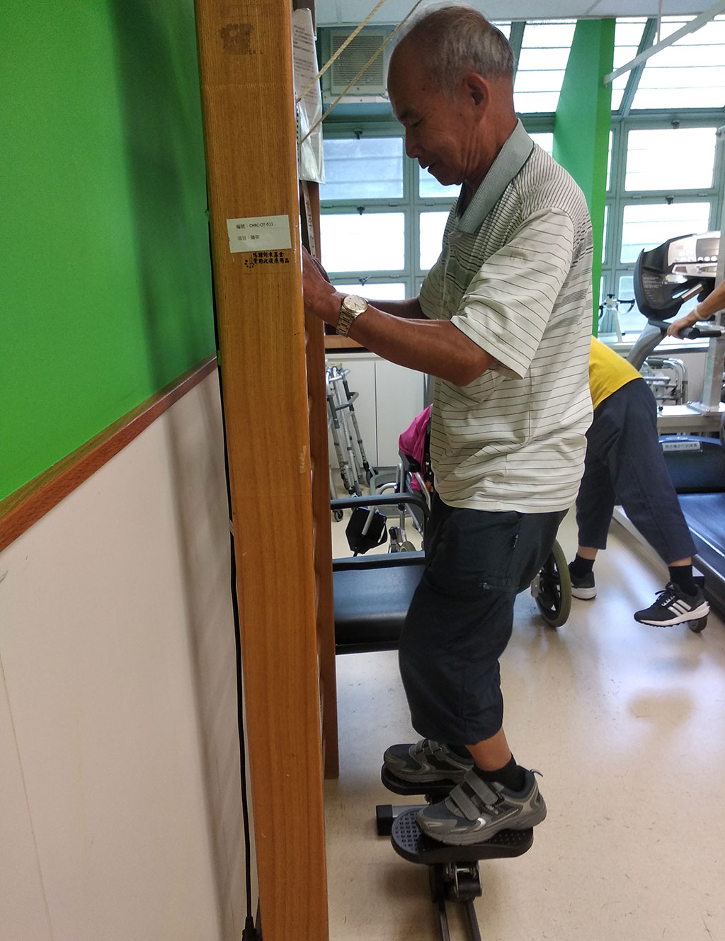 再向麥理浩夫人中心捐贈善款及復(fù)康器材