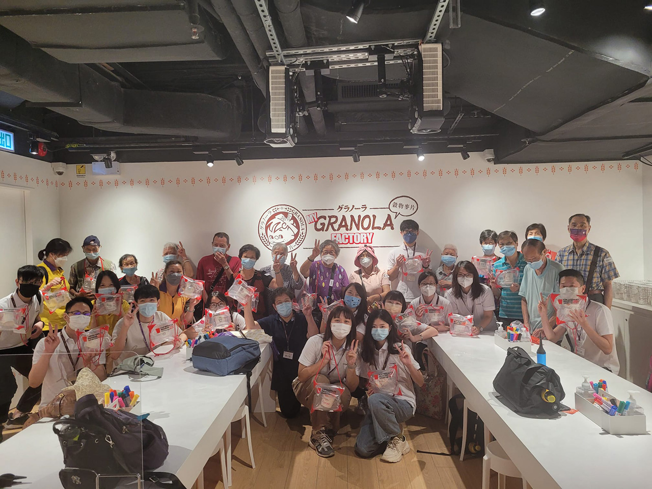 康栢義工與老友記同游合味道杯面體驗活動