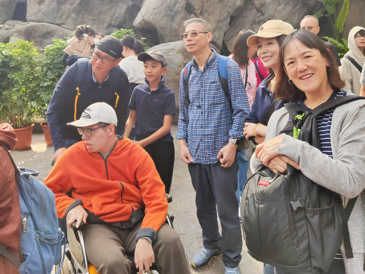 康栢義工隊攜手耀能協(xié)會傷健人士暖心同游海洋公園